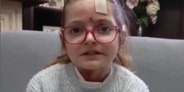 Laura, una niña de 10 años con Piel de Mariposa, ruega la llegada a España del tratamiento que "cure nuestras heridas"