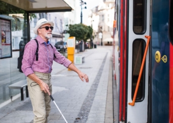 Los consejos de la ONCE para garantizar la accesibilidad de personas con discapacidad visual en el transporte público