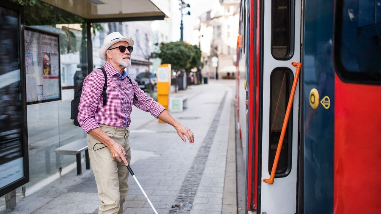 Los consejos de la ONCE para garantizar la accesibilidad de personas con discapacidad visual en el transporte público