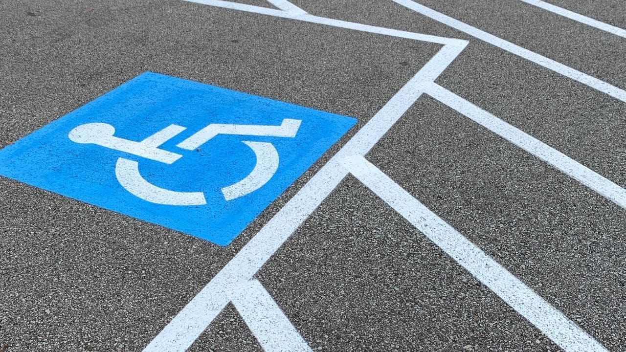 Lugares en los que se puede aparcar con una tarjeta de aparcamiento PMR