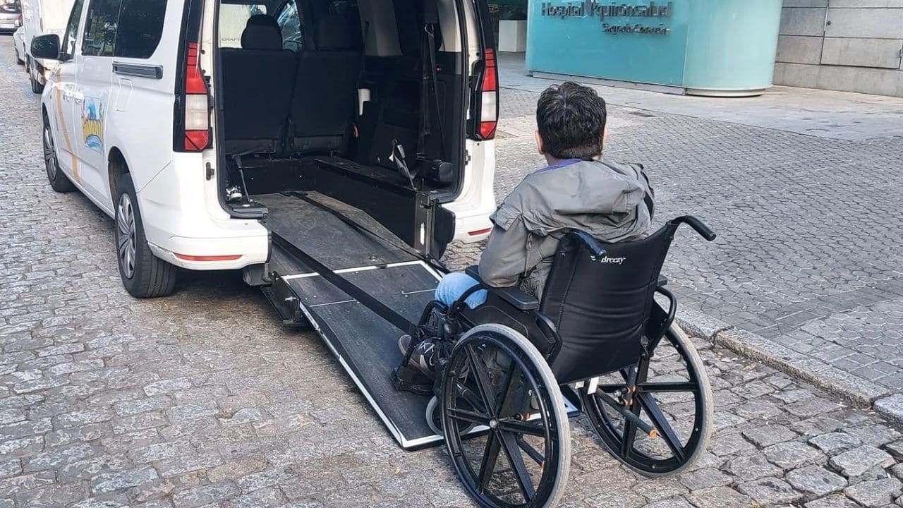 Madrid autoriza el uso de taxis y VTC adaptados con etiqueta C para personas con discapacidad