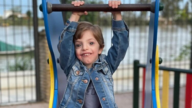 Manuel, el niño que sueña con ser músico mientras batalla con el síndrome de Dandy Walker