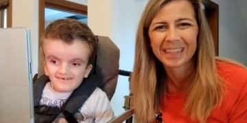 Mirian Peralta junto a su hijo Julio discapacidad