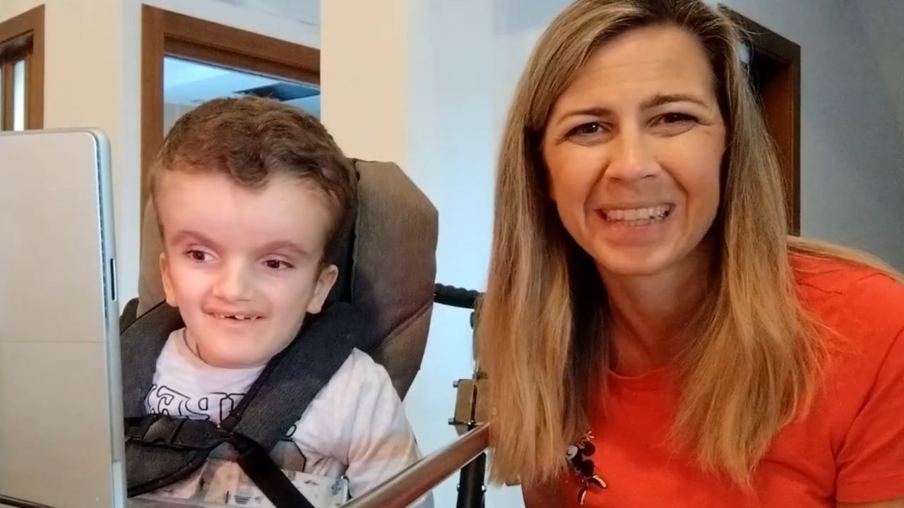 Mirian Peralta junto a su hijo Julio discapacidad