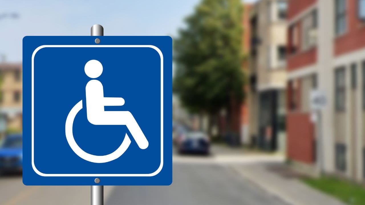 Sanciones de hasta 1.500 euros por aparcar en plazas PMR haciendo un uso irregular de las tarjetas