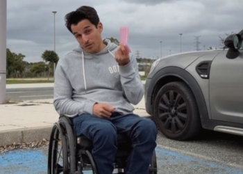 Multan a Pablo Tovar por aparcar en una plaza PMR: "No llevaba la tarjeta de aparcamiento" Multan a Pablo Tovar por aparcar en una plaza PMR