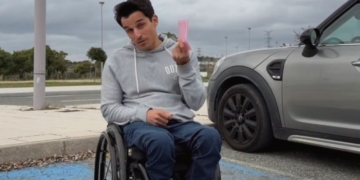 Multan a Pablo Tovar por aparcar en una plaza PMR