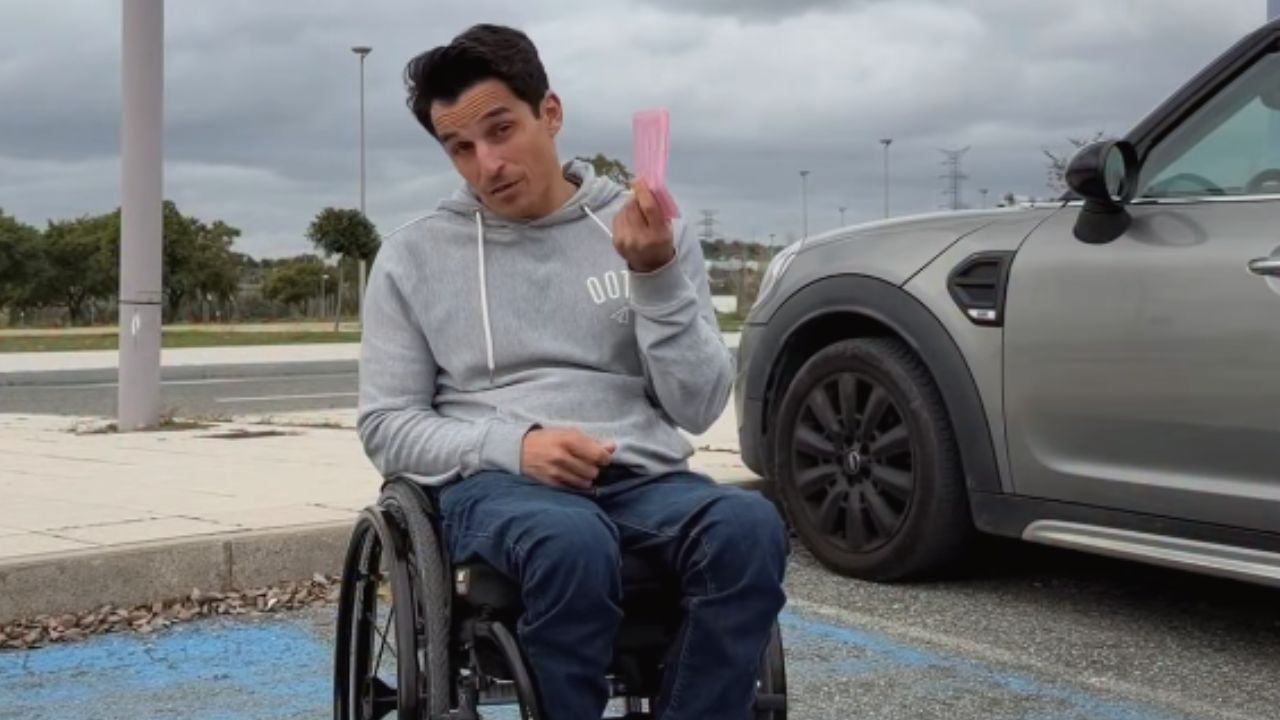 Multan a Pablo Tovar por aparcar en una plaza PMR