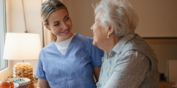 Qué es la prestación vinculada al servicio y en qué casos se concede dentro del sistema de dependencia