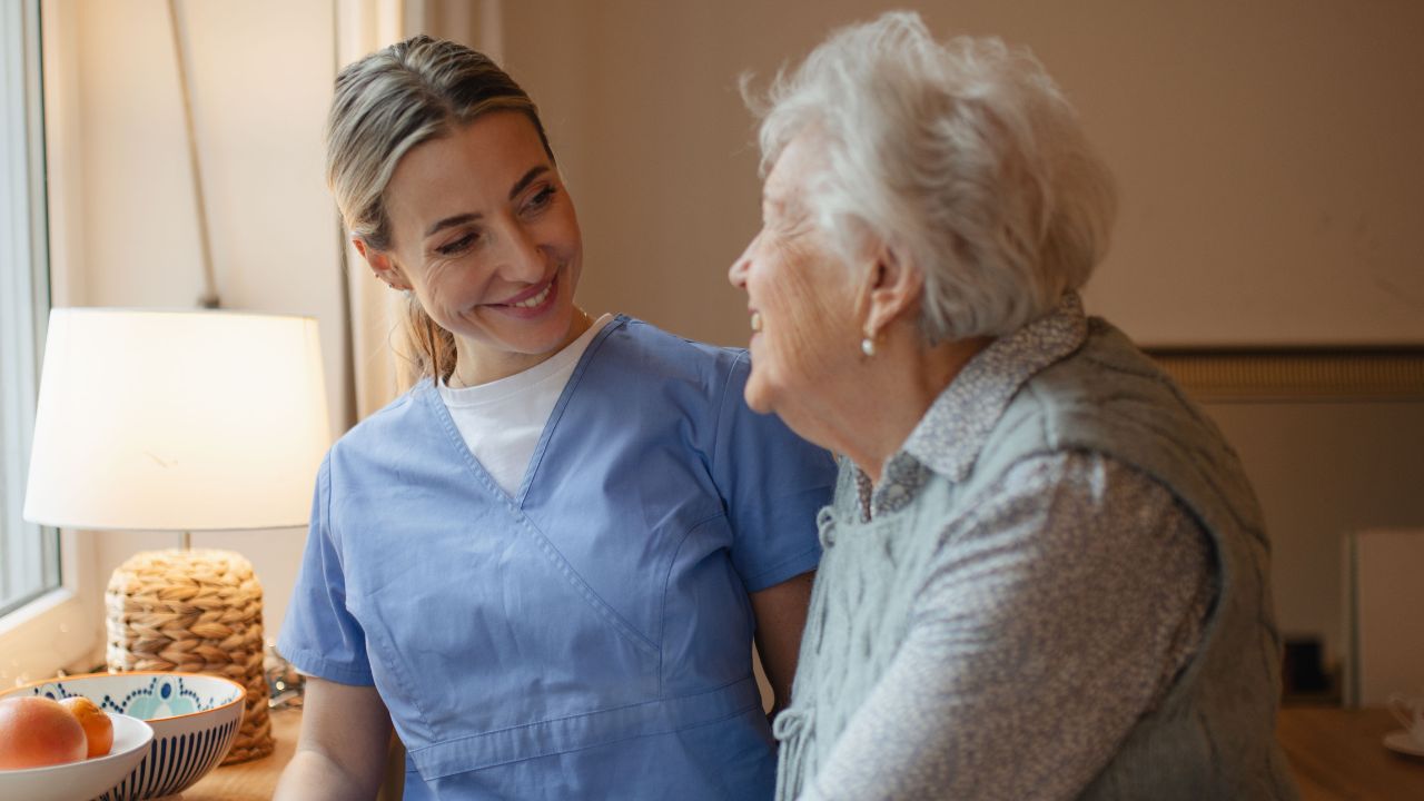 Qué es la prestación vinculada al servicio y en qué casos se concede dentro del sistema de dependencia