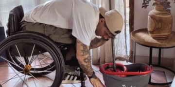 Rubén Nova muestra cómo limpiar la casa estando en silla de ruedas