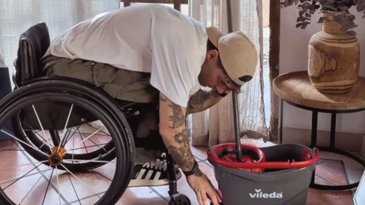 Rubén Nova muestra cómo limpiar la casa estando en silla de ruedas