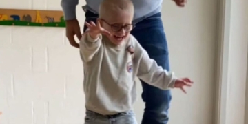 Lucas, un pequeño que convive con el síndrome de Angelman