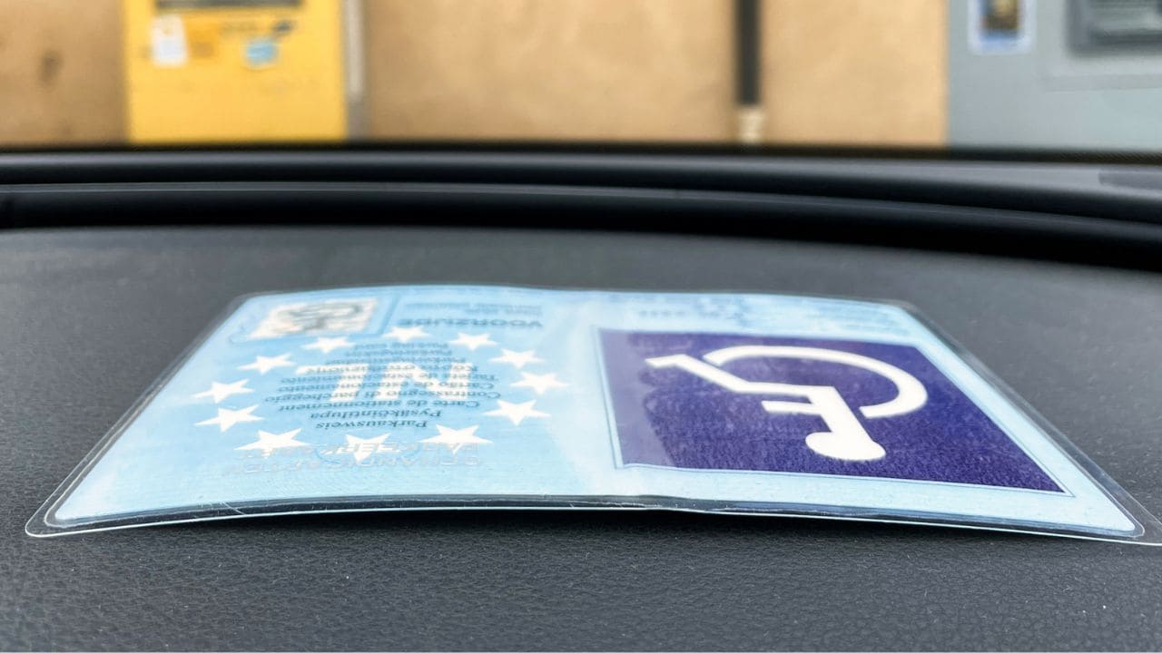 Así debes colocar la tarjeta de aparcamiento PMR en el coche para que sea visible