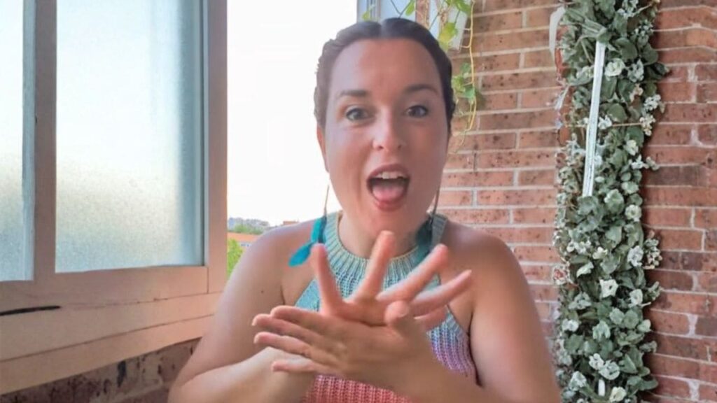 Vicky Méndez: una creadora de contenido con discapacidad que muestra planes accesibles para personas sordas