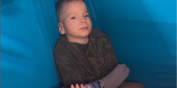 Zak, un pequeño 'valiente' que convive con una enfermedad rara que afecta "a casi todas las partes del cuerpo"