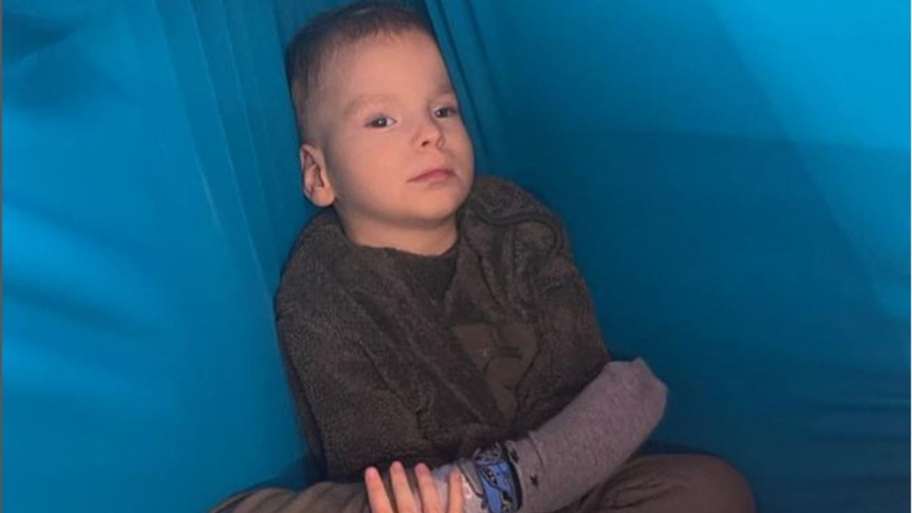 Zak, un pequeño 'valiente' que convive con una enfermedad rara que afecta "a casi todas las partes del cuerpo"