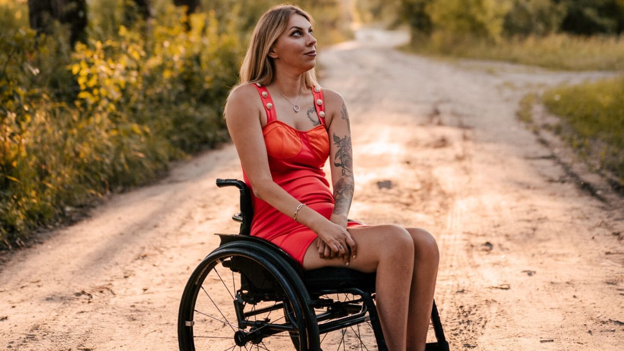 Ewa Wozniak: el viaje de una modelo en silla de ruedas hacia la aceptación de la discapacidad