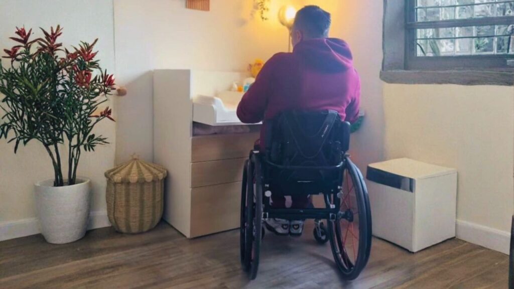 Accesibilidad y paternidad: Así es un cambiador ideal para padres que está en silla de ruedas
