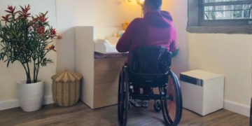 Accesibilidad y paternidad: Así es un cambiador ideal para padres que está en silla de ruedas