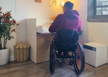 Accesibilidad y paternidad: Así es un cambiador ideal para padres que está en silla de ruedas