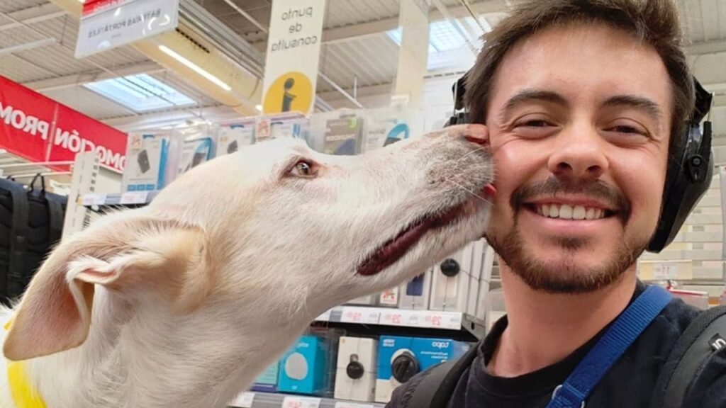 Alex muestra tres habilidades de Maylo, su perro de asistencia de autismo: «Es mi héroe»