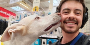 Alex con Maylo, su perro de asistencia de autismo