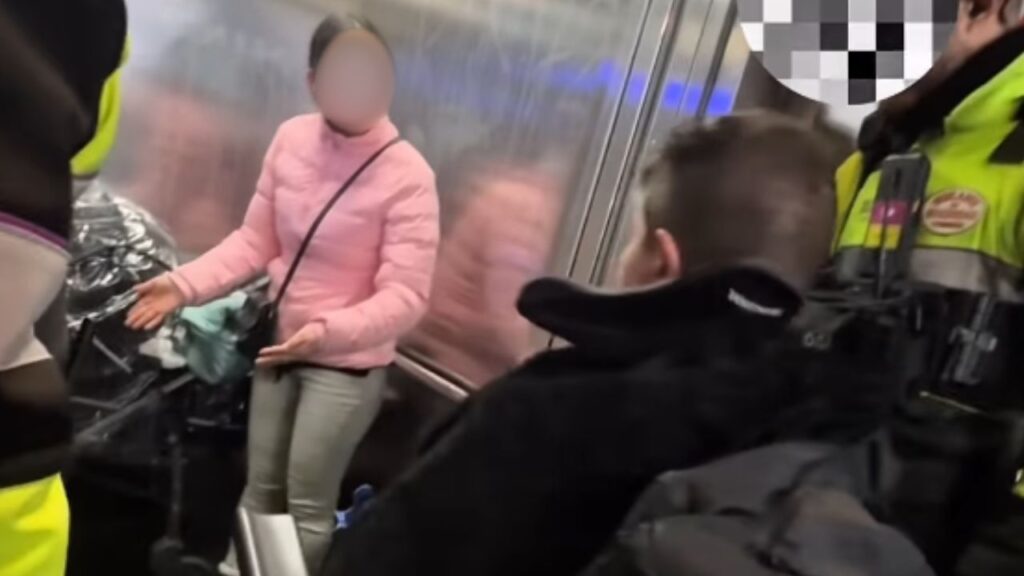 Prioridad en el ascensor: qué dice la normativa sobre carritos de bebé y personas con movilidad reducida