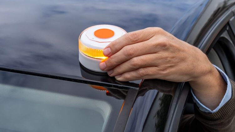 El CERMI pide a la DGT alternativas a la baliza V16 para personas con discapacidad y acondroplasia