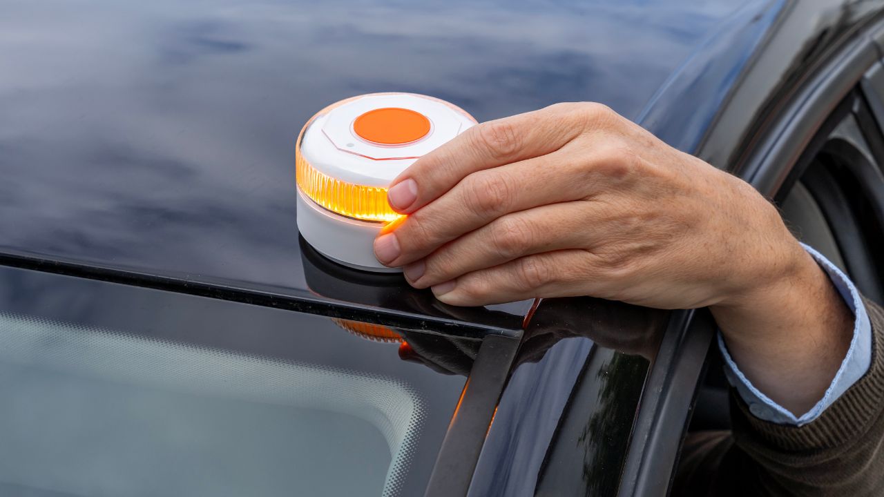 El CERMI pide a la DGT alternativas a la baliza V16 para personas con discapacidad y acondroplasia