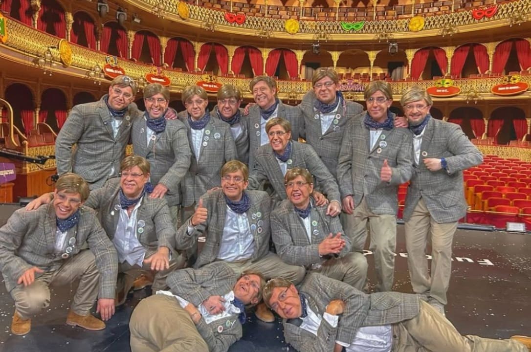 Componentes de 'Una chirigota en teoría' en el Gran Teatro Falla