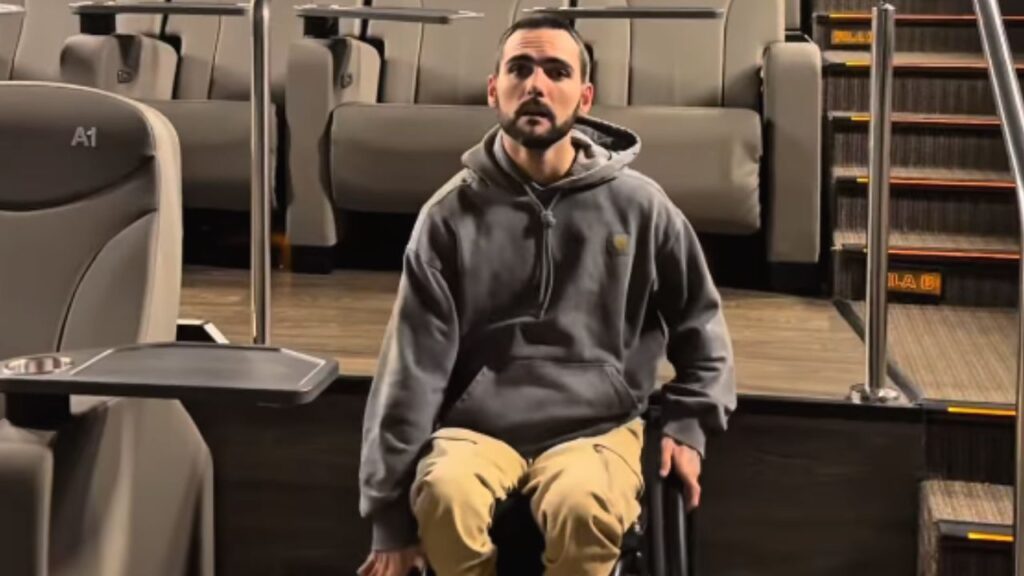 Ander Arteagabeitia denuncia la falta de accesibilidad en el cine para personas en silla de ruedas