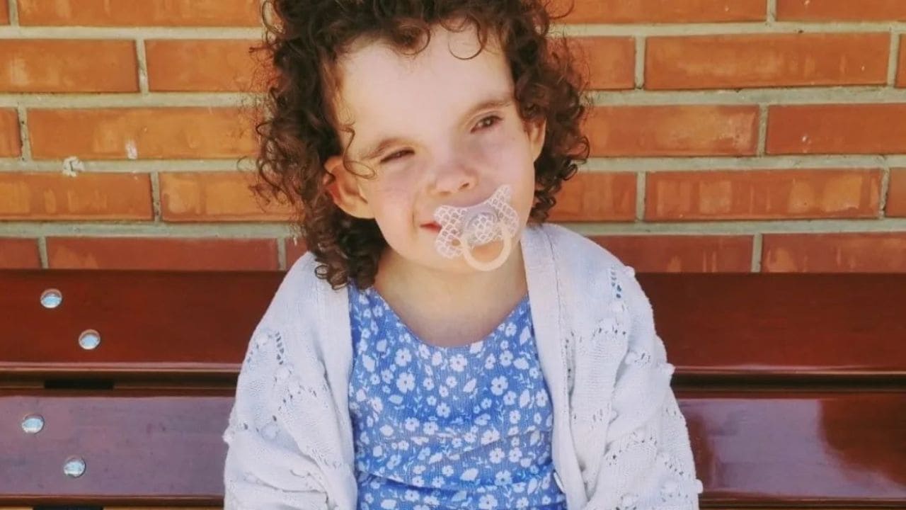 Las 'mil batallas' de Claudia: primera niña con síndrome de Menke-Hennekam en España