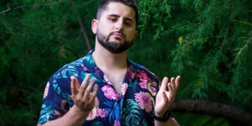Alberto, influencer con discapacidad auditiva