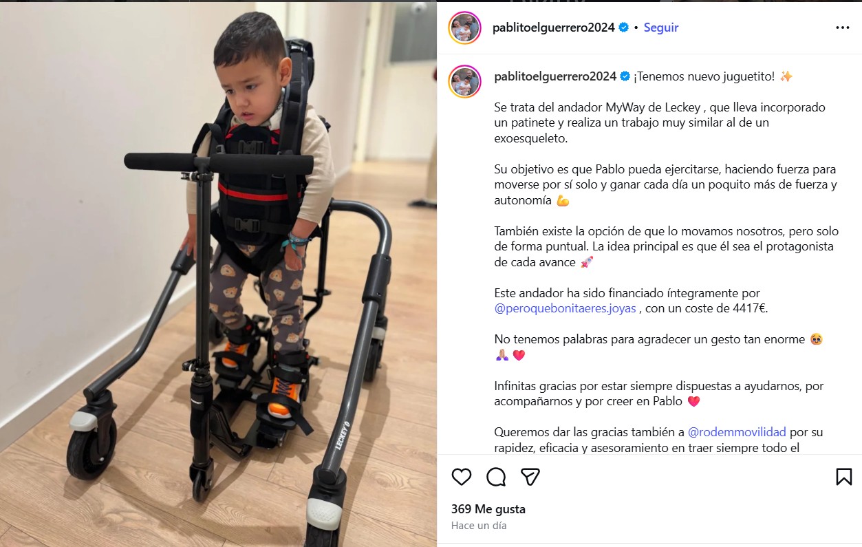 Un andador con patinete incorporado, el nuevo 'juguete' de Pablito, un niño con parálisis cerebral