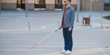 Pavimento prodotáctil para personas con discapacidad visual: qué es y su importancia en la accesibilidad