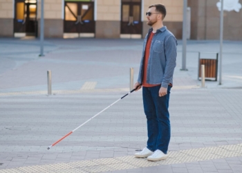 Pavimento prodotáctil para personas con discapacidad visual: qué es y su importancia en la accesibilidad