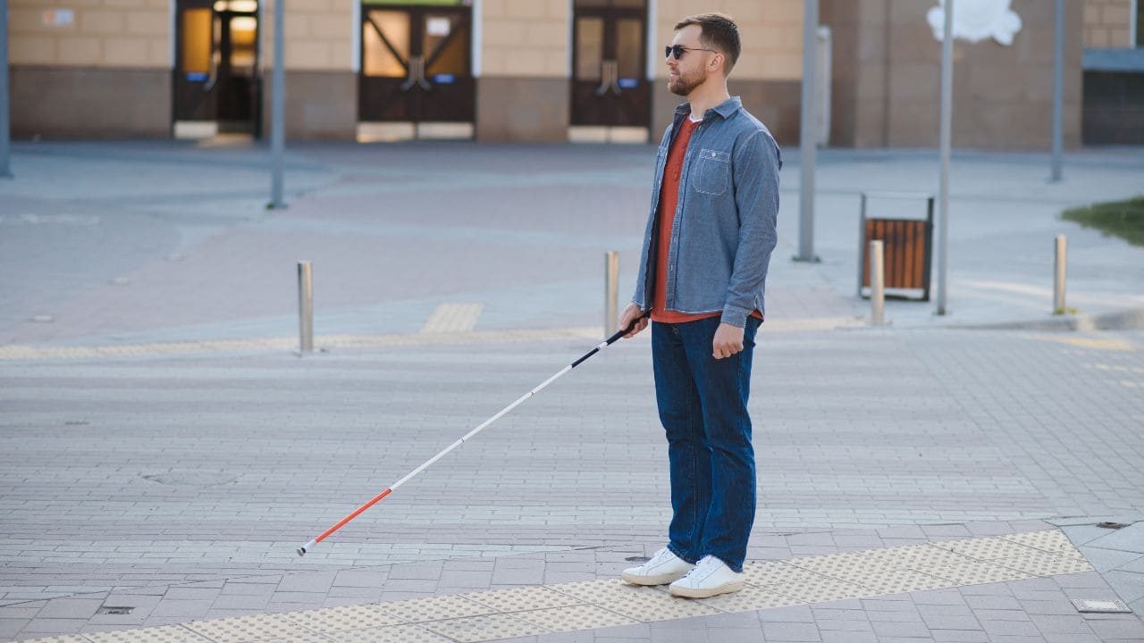 Pavimento prodotáctil para personas con discapacidad visual: qué es y su importancia en la accesibilidad