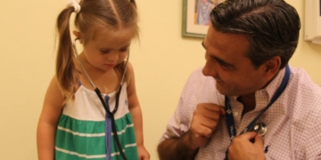 El pediatra Fernando Burgos, experto en niños con síndrome de Down: "Estimular con amor y respetar su proceso"