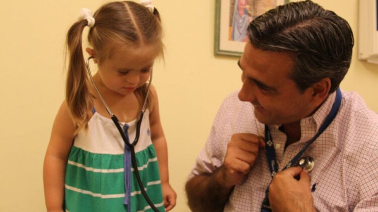 El pediatra Fernando Burgos, experto en niños con síndrome de Down: "Estimular con amor y respetar su proceso"