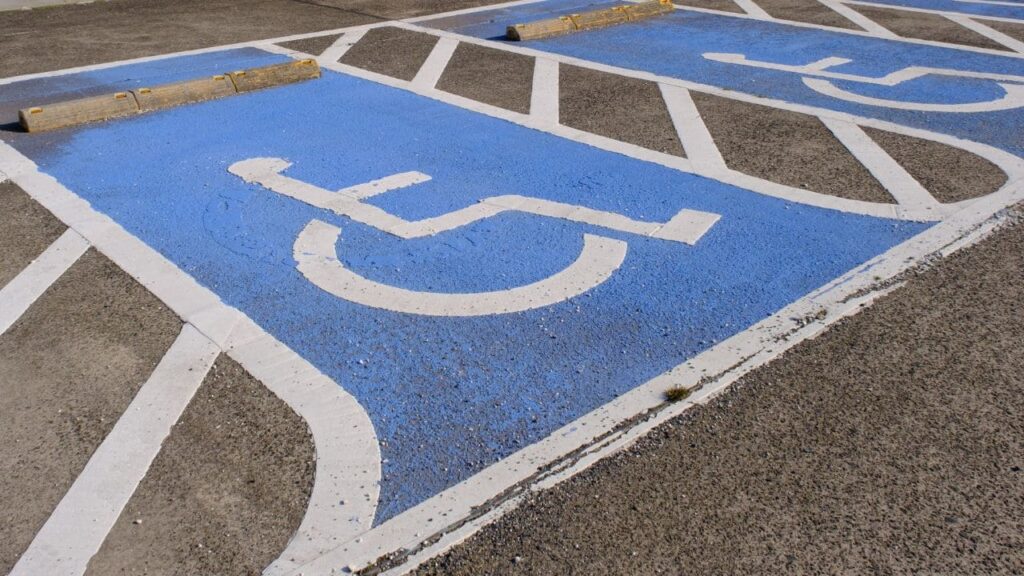 Errores comunes que repercuten en las plazas PMR y afectan a las personas con discapacidad
