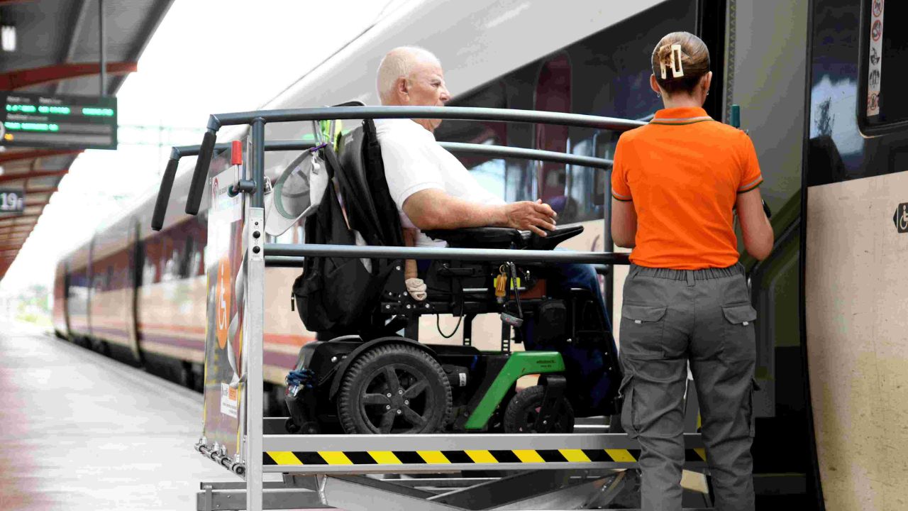 Las personas con un grado de discapacidad del 33% pueden viajar con un descuento de hasta el 40% en Renfe