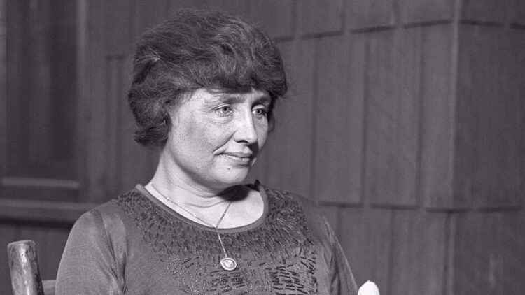 Helen Keller, la primera persona sordociega en graduarse en la Universidad
