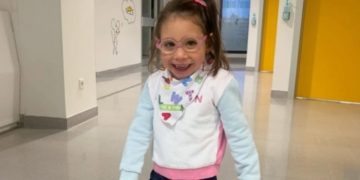 La familia de Inma, una niña de 4 años con enfermedad rara: "Merece que le hablen y jueguen con ella"