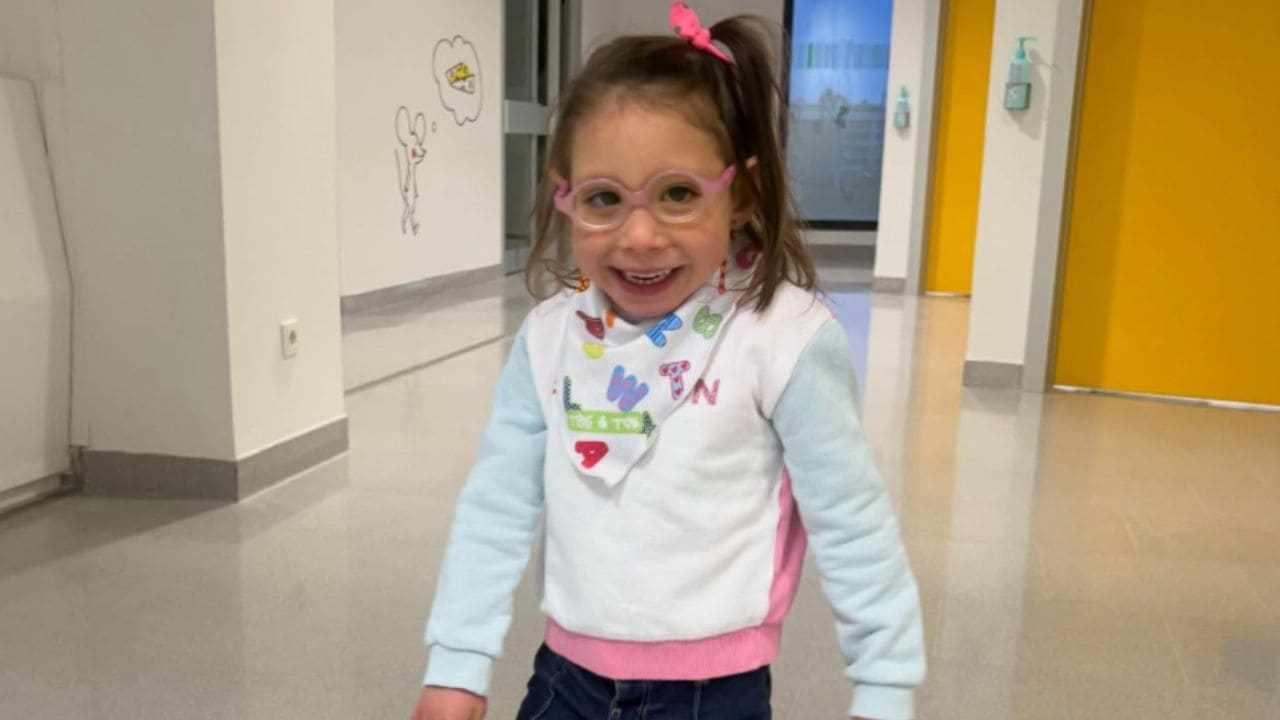 La familia de Inma, una niña de 4 años con enfermedad rara: «Merece que le hablen y jueguen con ella»
