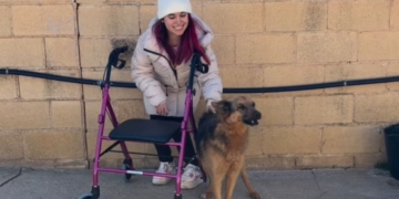 Irina Rivas, joven con parálisis cerebral, adopta a una perrita de 10 años