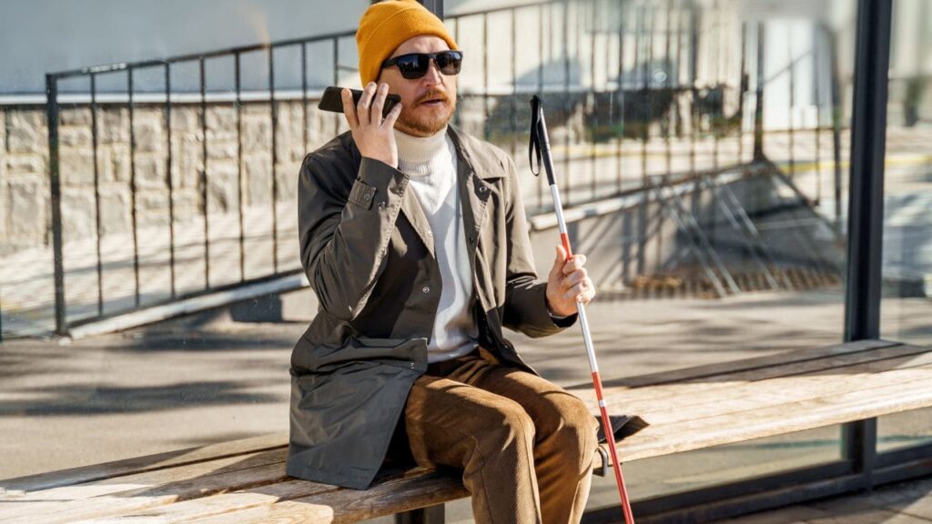 La ONCE destaca la importancia del bastón en las personas ciegas: "Seguridad y autonomía en el día a día"