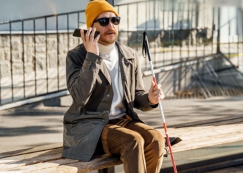 La ONCE destaca la importancia del bastón en las personas ciegas: "Seguridad y autonomía en el día a día"