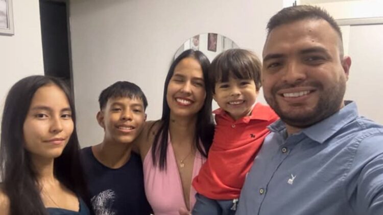 La bonita conexión entre una madre ciega y su hijo: "Sabe que necesito cosas que no puedo hacer"