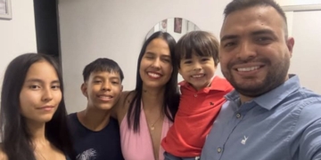 La bonita conexión entre una madre ciega y su hijo: "Sabe que necesito cosas que no puedo hacer"